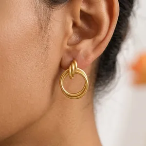 Elegantes pendientes de aro dobles en oro mate de 18 quilates con diseño de nudo para mujer