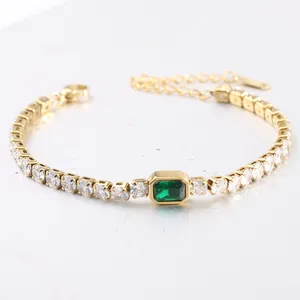 Detail van 4mm roestvrijstalen tennisarmband met groene smaragd en witte zirkonia.