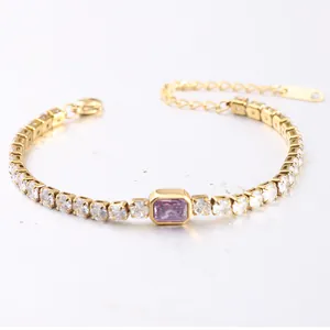 Detailopname van 4 mm roestvrijstalen tennisarmband met roze zirkonia steen