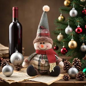 Plüsch-Weihnachtsschneemann-Puppe im Karo-Look für die Weihnachtsdekoration