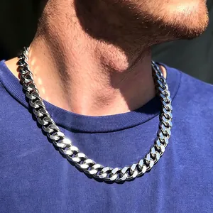 Gros plan détaillé d'un collier à maillons cubains en acier inoxydable argenté poli