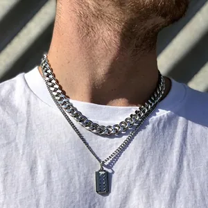 Vue détaillée de la chaîne cubaine argentée et du collier avec pendentif rasoir