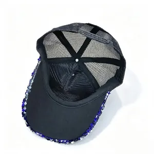 Vista detallada de gorra trucker negra con lentejuelas azules y malla