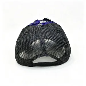 Vista posterior de gorra de béisbol de malla negra con detalles de lentejuelas brillantes.