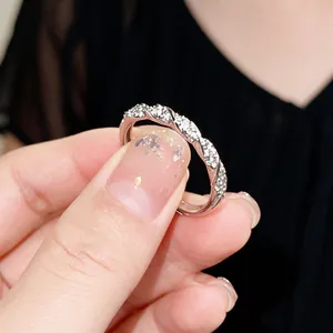 Primo piano di un anello intrecciato in argento con pietre luccicanti