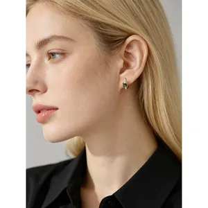 Elegante vergulde s925 zilveren oorringen met vierkante smaragdgroene zirkonia