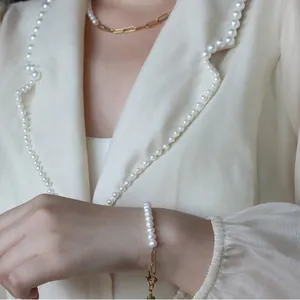 Élégant ensemble collier et bracelet en perles d'eau douce et chaîne plaquée or 18 carats.