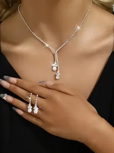 Nahaufnahme des eleganten Strass-Schmucksets mit Halskette und Ohrringen für die Braut