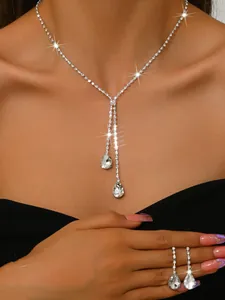 Elegantes silbernes Brautschmuck-Set mit Wassertropfen-Strassanhängern an Model