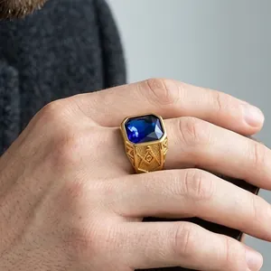 Dettaglio di un anello massonico placcato oro da uomo con grande gemma blu quadrata