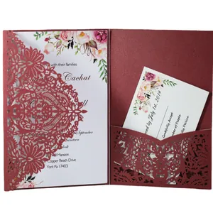 Elegante bordeauxrode lasergesneden trouwuitnodiging met bloemmotief.