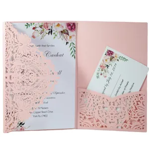 Elegante roze lasergesneden huwelijksuitnodigingsset met bloemenkaarten.