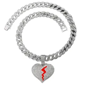 Collier chaîne cubaine argentée avec pendentif cœur glacé et détail d'éclair rouge