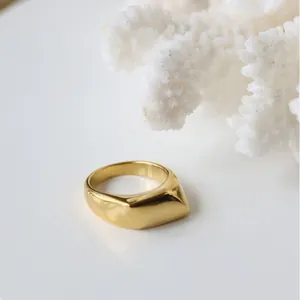 Bague minimaliste en acier inoxydable dorée avec finition polie miroir géométrique