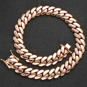 Primer plano de una cadena cubana de oro rosa pulido con cierre de caja seguro