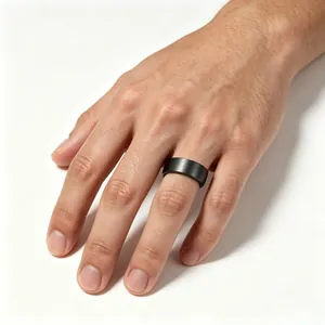 Primer plano de un anillo de hombre de acero inoxidable cepillado negro de 8 mm.