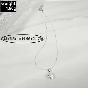 Vue détaillée du collier invisible larme de sirène minimaliste avec pendentif étoile argenté