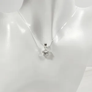 Vue détaillée d'un collier invisible minimaliste avec pendentif étoile sur un mannequin de cou