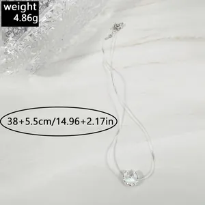 Vue détaillée du collier goutte de sirène minimaliste avec mesures de poids et taille.