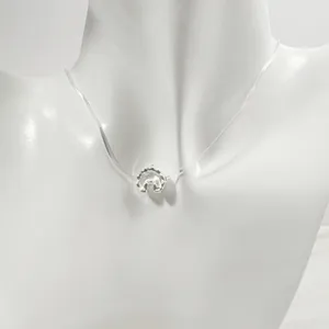 Détail d'un collier larmes de sirène minimaliste avec un cordon élastique invisible et discret
