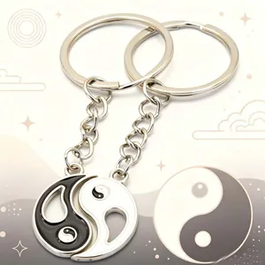 Gedetailleerde close-up van Yin Yang Tai Chi koppel sleutelhangers van glanzend metaal