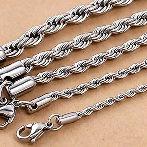 Detalle macro que muestra varios grosores de cadenas de cuerda de acero inoxidable para hombres
