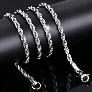 Vista detallada de un collar de cadena de cuerda de acero inoxidable plateado para hombre
