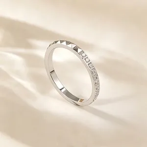 Detailansicht eines minimalistischen silbernen Nietrings mit funkelnden Steinen