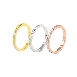 Detailansicht von drei Edelstahringen mit Nieten in Gold, Silber und Roségold.
