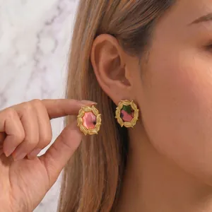 Pendientes elegantes de acero inoxidable chapado en oro 18K con nácar rosa y borde grabado