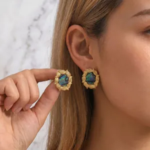 Elegantes pendientes de acero inoxidable bañados en oro de 18 quilates con nácar natural