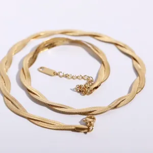Collier élégant à double chaîne serpent plate croisée avec placage en or 18 carats chic