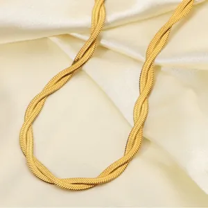 Collier en acier inoxydable plaqué or 18 carats avec double chaîne serpent plate torsadée.