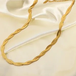Élégant collier en acier inoxydable plaqué or 18 carats à double chaîne serpent torsadée