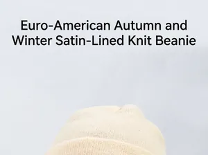 Detailaufnahme der weichen beigen Strickstruktur dieser warmen Wintermütze für Damen