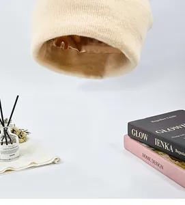 Detailaufnahme der beige Wintermütze mit weichem, schützendem Satinfutter innen