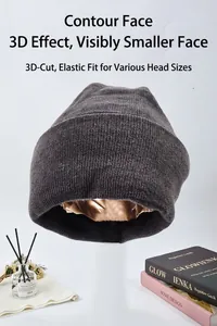 Detailansicht der grauen Strickmütze mit goldenem Satinfutter zum Schutz der Frisur