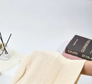 Detailansicht der dehnbaren cremefarbenen Strickmütze für wohlige winterliche Wärme
