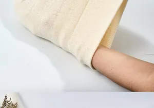 Detailansicht des weichen Innenfutters einer cremefarbenen Damen-Strickmütze für den Winter