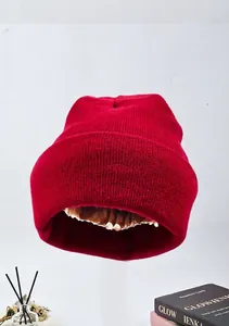 Detailansicht einer roten Strickmütze mit glattem Satinfutter zum Schutz der Haare.