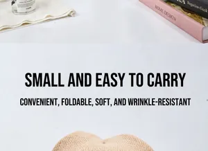 Detailansicht einer weichen beige faltbaren Strickmütze mit minimalistischer Deko