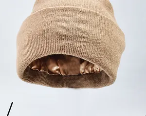 Detailansicht des glatten Satinfutters in der warmen Strickmütze für Winter