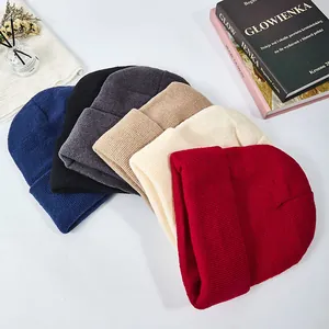 Mehrfarbige Kollektion von sechs warmen Winterstrickmützen für Damen in verschiedenen Farbtönen