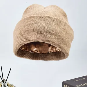 Winter-Strickmütze mit weichem Satinfutter zum Schutz der Haare in Beigefarbe
