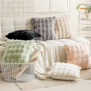 Cuscini decorativi in morbida ecopelliccia in colori pastello per divano stile nordico