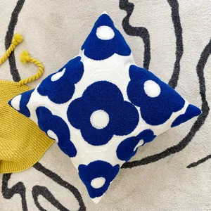 Dettaglio della texture floreale blu trapuntata su una fodera per cuscino in velluto