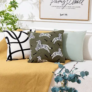 Cuscini decorativi in velluto stile nordico con ricamo a zebra sul divano bianco