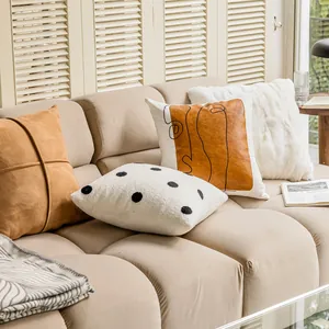 Cuscini decorativi in stile nordico su un divano beige in un soggiorno moderno