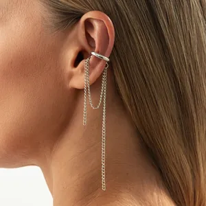 Manchette d'oreille en argent avec de longues chaînes pendantes pour un look punk chic