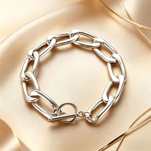 Dettaglio ravvicinato del bracciale a catena in acciaio inossidabile argento con chiusura OT